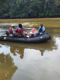 The team about to conduct ADCP discharge measurement on the St. Paul River at Haindii